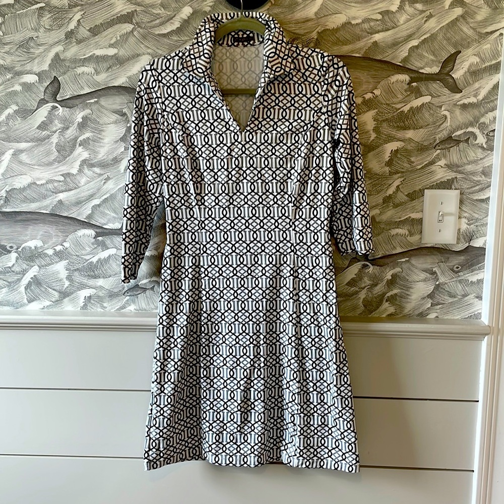 J McLAUGHLIN DRESS. White and grey pattern, stretch material. Size XS